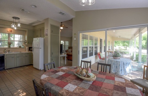 Vanderpool Cottage | PeachTree Cottage near Lost Maples