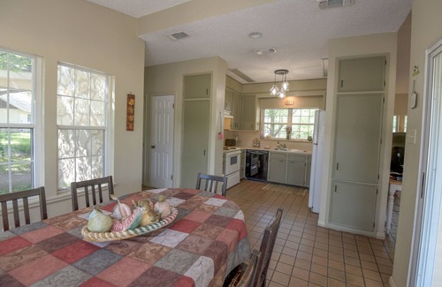 Vanderpool Cottage | PeachTree Cottage near Lost Maples