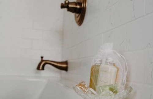 Stillwater Apartment | Peacock Room - Aurora Staples Inn