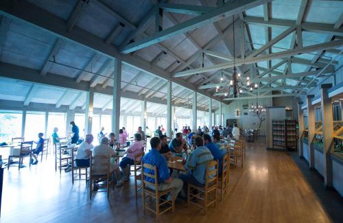 Peaks Hotel | Peaks of Otter Lodge