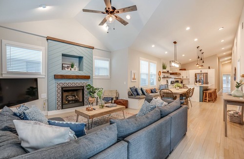 Tobin Hill House | Pearl Cottage and Townhouse Loft Combined. Sleeps 17 near River & Pearl District