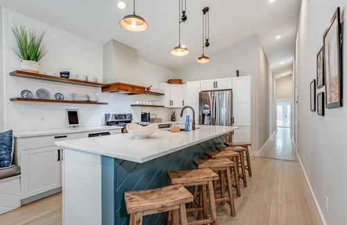Tobin Hill House | Pearl Cottage and Townhouse Loft Combined. Sleeps 17 near River & Pearl District