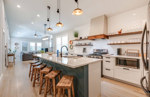 Tobin Hill House | Pearl Cottage and Townhouse Loft Combined. Sleeps 17 near River & Pearl District