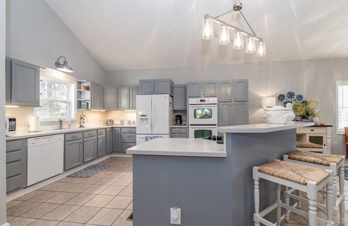 Henrico House | Pearl of the Lake on Lake Gaston! Quiet cove with beauitful views