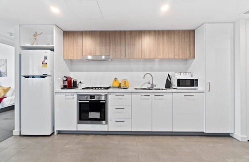 Adelaide Central Business District Apartment | Pearl on Grote/Pool&Gym/Central Mkt/Parking
