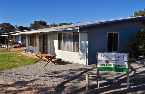 Lake Wangary House | Pearly Shells is an original Coffin Bay shack in the perfect location.