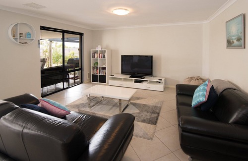 Geographe House | Pebble Beach House- WIFI, Theatre room, Secure yard