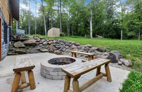 Logan House | Peek A Boo Cabins: Cozy Cabin