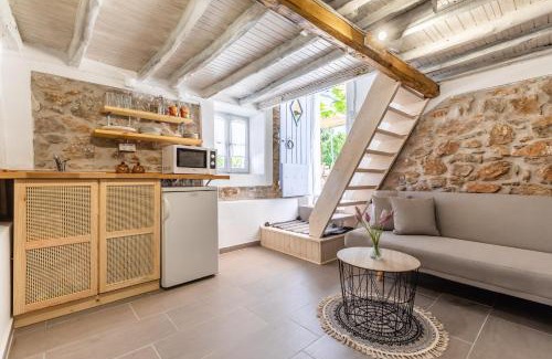 Skopelos House | Pefkias Tiny Cottage