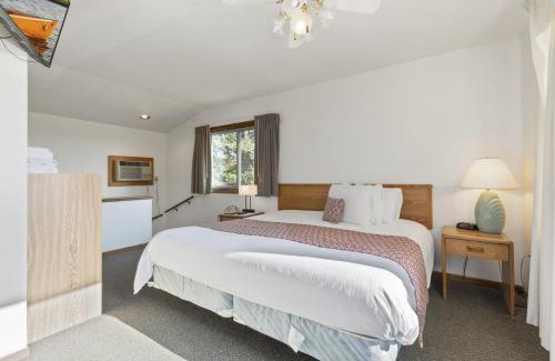 Breezy Point Hotel | Pelican Lakes Motel