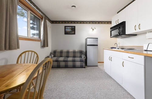 Breezy Point Hotel | Pelican Lakes Motel