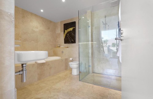 The Entrance North Apartment | Pelican Penthouse