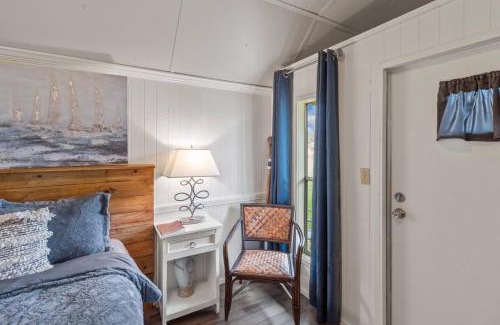 Oil City House | Pelican's Nestcaddo Lake Cabin 3 With Kayaks!