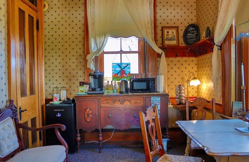 Pella House | Pella Mansion est. 1871