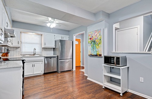 Merriam House | ☼Peloton Bike+Tread☼Fenced Outdoor Space☼Deck+Grill☼Luxury Beds☼