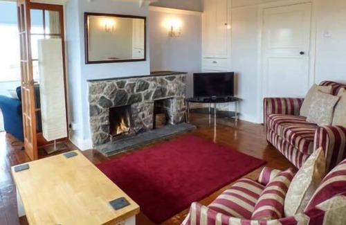 Cylch-Y-Garn House | PENFOR, pet friendly, character holiday cottage in Church Bay