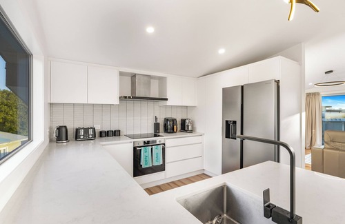 Raglan House | Peninsula Paradise - Raglan Holiday Home