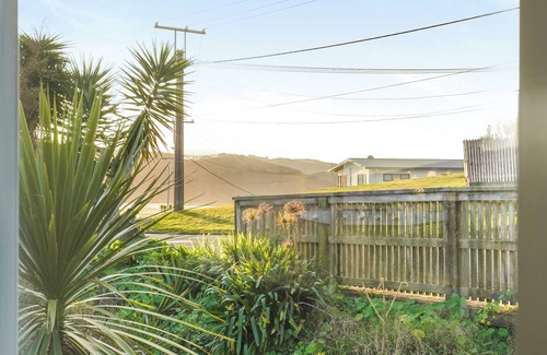 Raglan House | Peninsula Paradise - Raglan Holiday Home