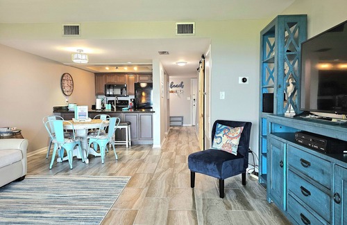 Pensacola Beach Condo | Pensacola Beach Waterfront Condo with Relaxing View. Family Friendly!