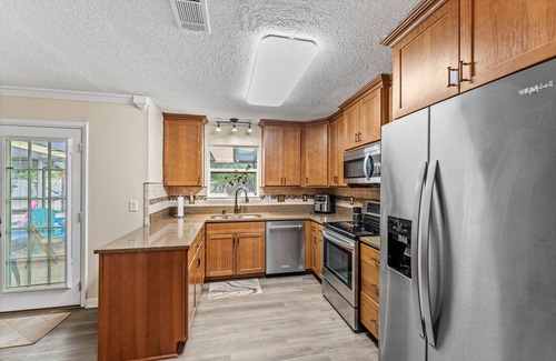 West Pensacola House | Pensacola Pool Home*NEW HOTTUB*Game Room*Fire Pit*Central Location