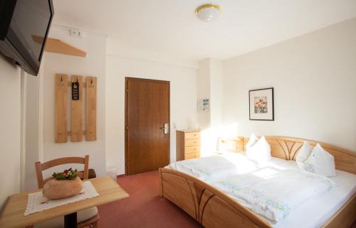 Gargellen House | Pension Edelweiss - Bergdorf Gargellen 1423m - Park, Sleep & Hike