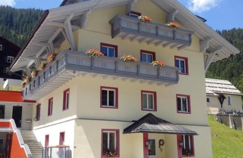Gargellen House | Pension Edelweiss - Bergdorf Gargellen 1423m - Park, Sleep & Hike