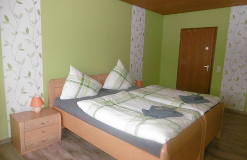 Hinzerath Cottage | Pension "Haus Hochwaldhöhe" - double room shower/WC