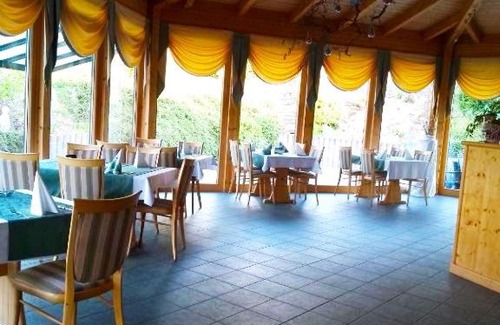 Neualbenreuth House | Pension Restaurant Im Grünen Tal