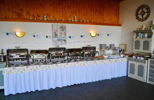 Neualbenreuth House | Pension Restaurant Im Grünen Tal