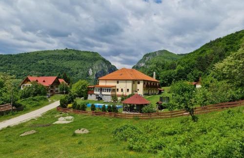 Polovragi House | Pensiunea Castania - Pensiune cu piscina la munte