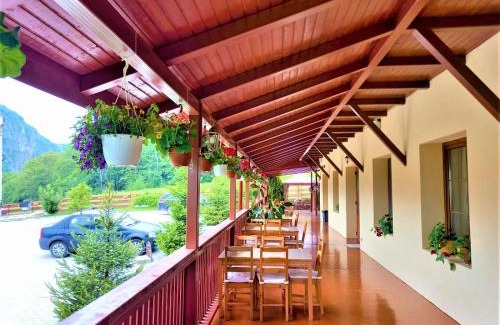 Polovragi House | Pensiunea Castania - Pensiune cu piscina la munte