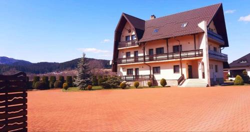 Vicovu de Sus House | Pensiunea Miorița Putna