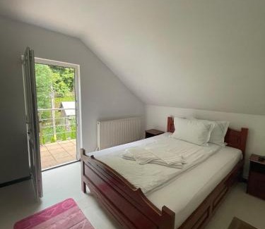 Borca House | Pensiunea Pe drumuri de munte