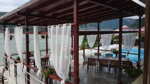 Eselnita House | PENSIUNEA ROZELOR