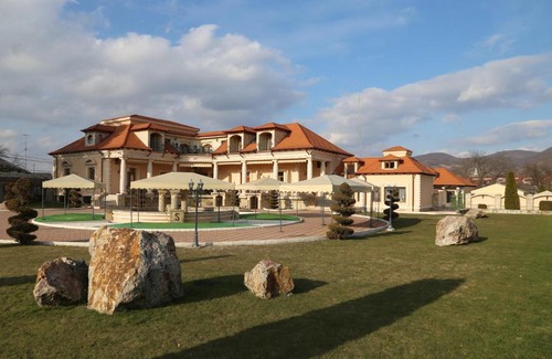 Seini Hotel | Pensiunea Trei Pini