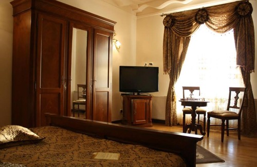 Seini Hotel | Pensiunea Trei Pini