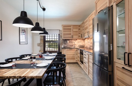 Monopari Villa | Penthe Manor House, Rustic Secret Retreat - Close to South and North beaches