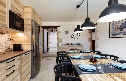 Monopari Villa | Penthe Manor House, Rustic Secret Retreat - Close to South and North beaches