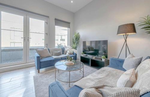 Coulsdon West Apartment | Penthouse 2 Bed 2 Bath By CRSL
