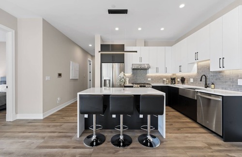 Lower West Side Apartment | Penthouse 3bd/2ba New Chicago Condo w/Balcony