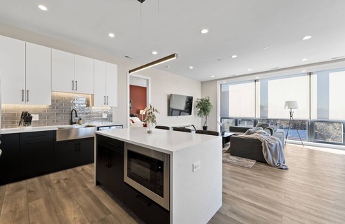 Lower West Side Apartment | Penthouse 3bd/2ba New Chicago Condo w/Balcony