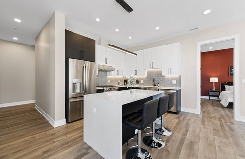Lower West Side Apartment | Penthouse 3bd/2ba New Chicago Condo w/Balcony