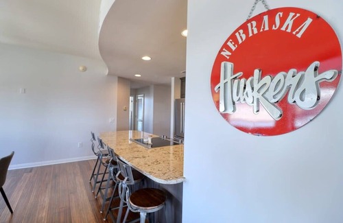 Downtown Lincoln Condo | Penthouse Condo | 3 King Beds | Downtown Lincoln