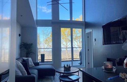 Bromont Condo | Penthouse d’Exception à Louer – Vue Panoramique et Couchers de Soleil à Bromont