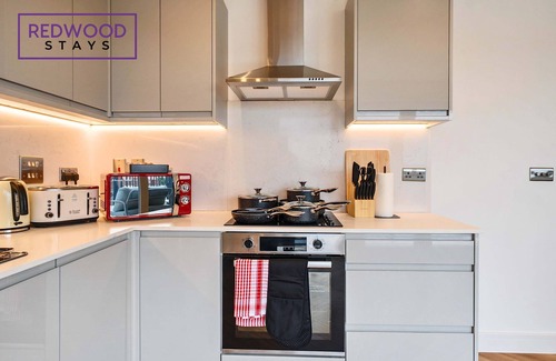 Rushmoor District Apartment | Penthouse | FREE Parking | Balcony | Hi-Speed WiFi