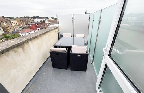 Kensal Green Apartment | Penthouse in Central London – Stylish, Spacious Apartment.