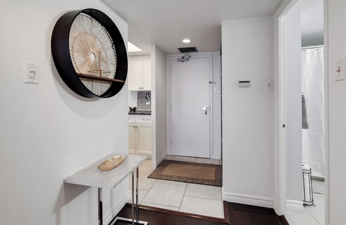 Niagara Condo | Penthouse in heart of King West | Free Parking!