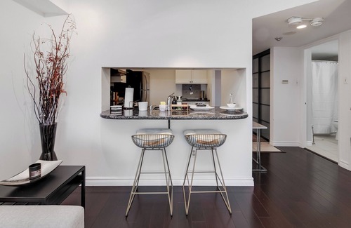 Niagara Condo | Penthouse in heart of King West | Free Parking!