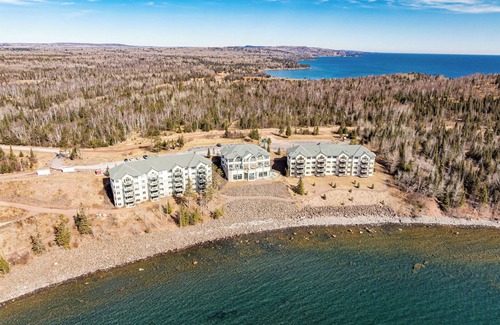 Two Harbors Condo | Penthouse king room with pool & hot tub