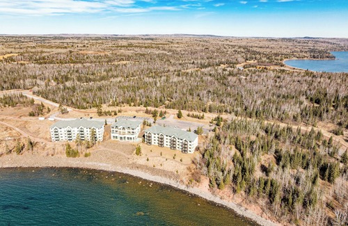 Two Harbors Condo | Penthouse king room with pool & hot tub